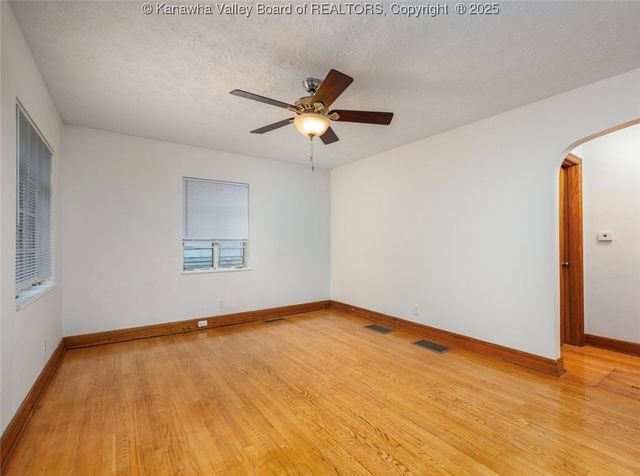 863 Valley Pike, St Albans, WV 25177