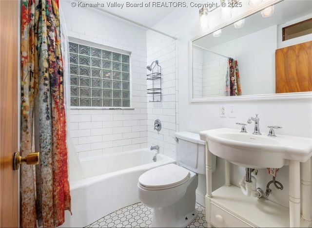 863 Valley Pike, St Albans, WV 25177