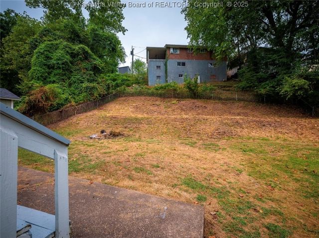 863 Valley Pike, St Albans, WV 25177