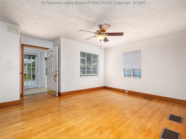 863 Valley Pike, St Albans, WV 25177