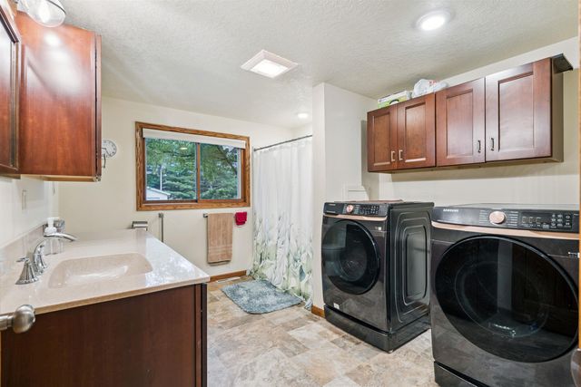 305 8th Ave SW, Oelwein, IA 50662