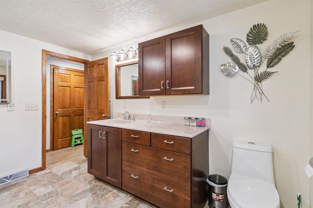 305 8th Ave SW, Oelwein, IA 50662