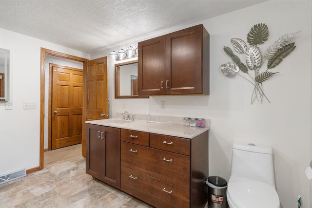 305 8th Ave SW, Oelwein, IA 50662