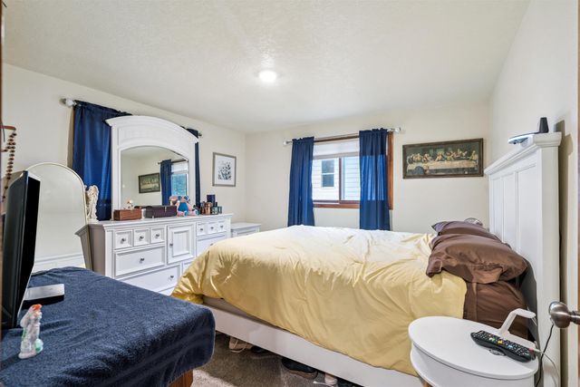 305 8th Ave SW, Oelwein, IA 50662