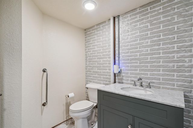 305 8th Ave SW, Oelwein, IA 50662