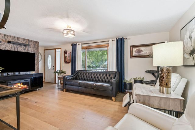 305 8th Ave SW, Oelwein, IA 50662