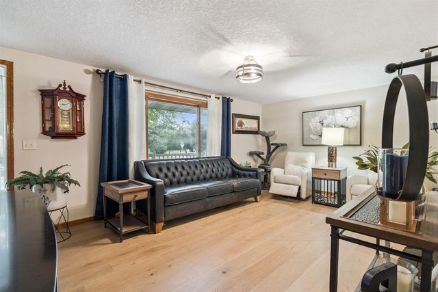 305 8th Ave SW, Oelwein, IA 50662