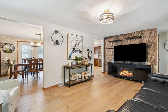 305 8th Ave SW, Oelwein, IA 50662