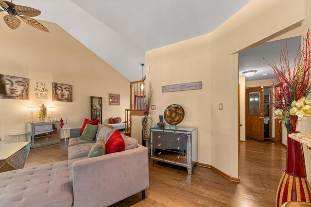 6930 Lexington Court, Tinley Park, IL 60477