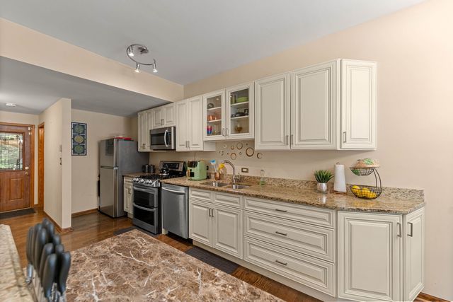 6930 Lexington Court, Tinley Park, IL 60477