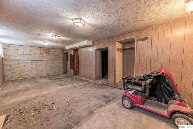 2111 J Street, Omaha, NE 68107