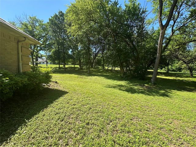 824 Imogene Court, Azle, TX 76020