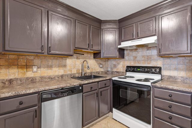 121 English Village Rd Apt 103, Manchester, NH 03102