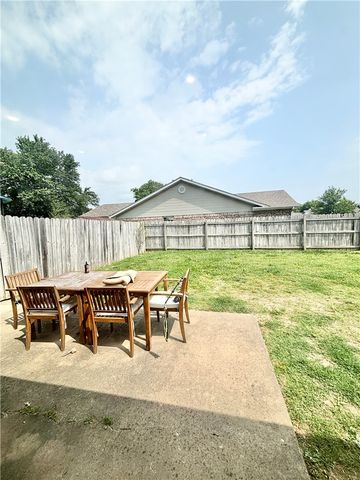707 E Kara Lane, Rogers, AR 72758