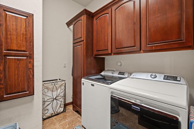 2686 Della Road SW, Albuquerque, NM 87105