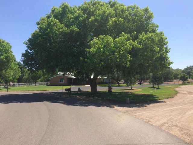 2686 Della Road SW, Albuquerque, NM 87105