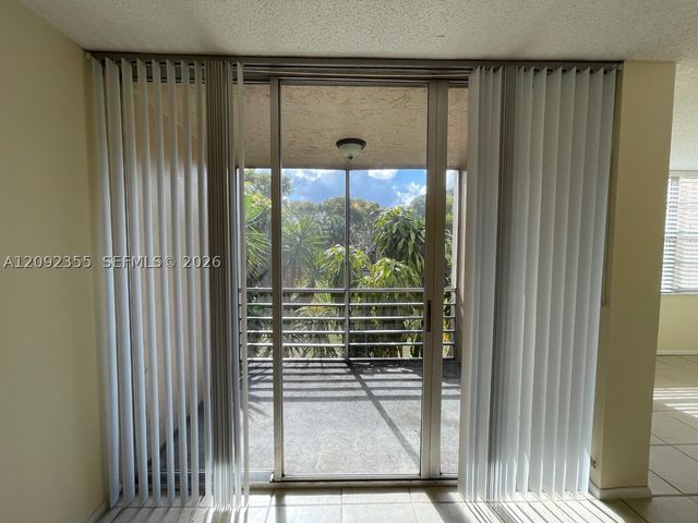 9431 Live Oak Pl 203, Davie, FL 33324