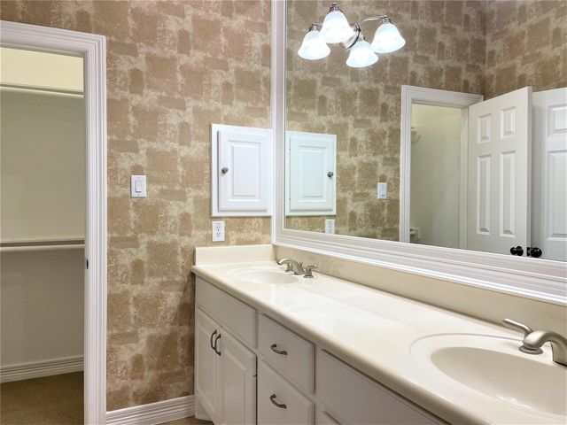 2480 Worthington Street, Dallas, TX 75204