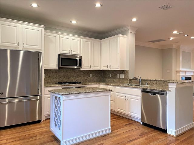 2480 Worthington Street, Dallas, TX 75204