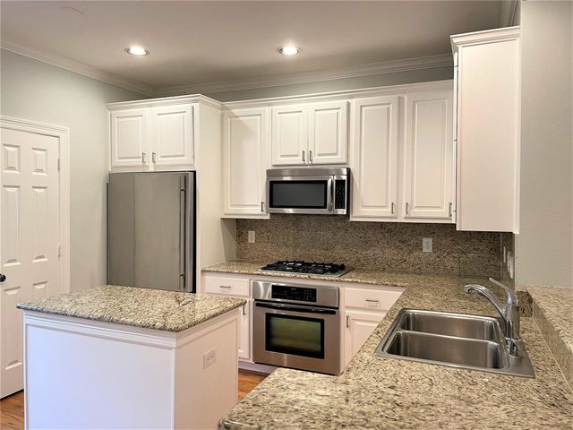 2480 Worthington Street, Dallas, TX 75204