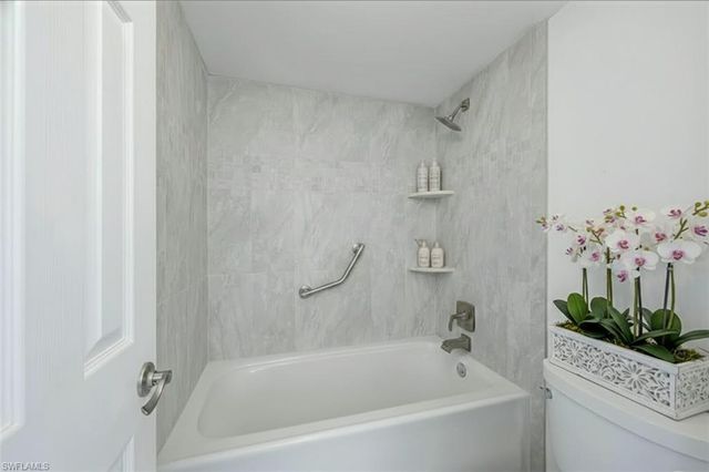 1087 Forest Lakes DR 306, Naples, FL 34105