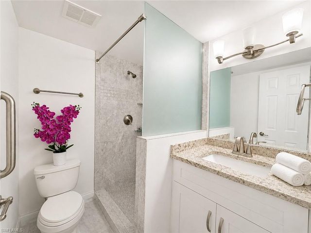 1087 Forest Lakes DR 306, Naples, FL 34105