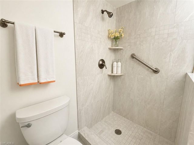 1087 Forest Lakes DR 306, Naples, FL 34105