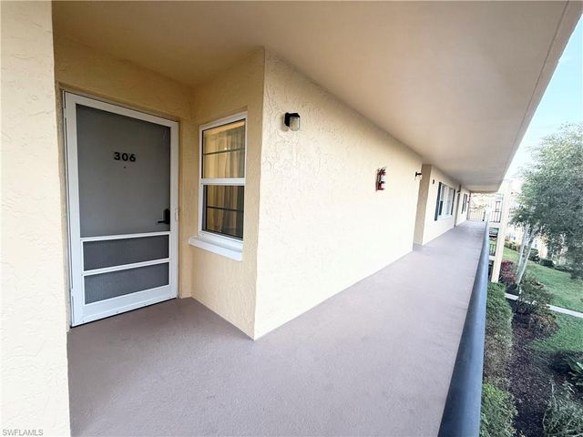 1087 Forest Lakes DR 306, Naples, FL 34105