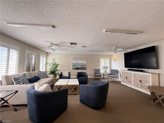 1087 Forest Lakes DR 306, Naples, FL 34105