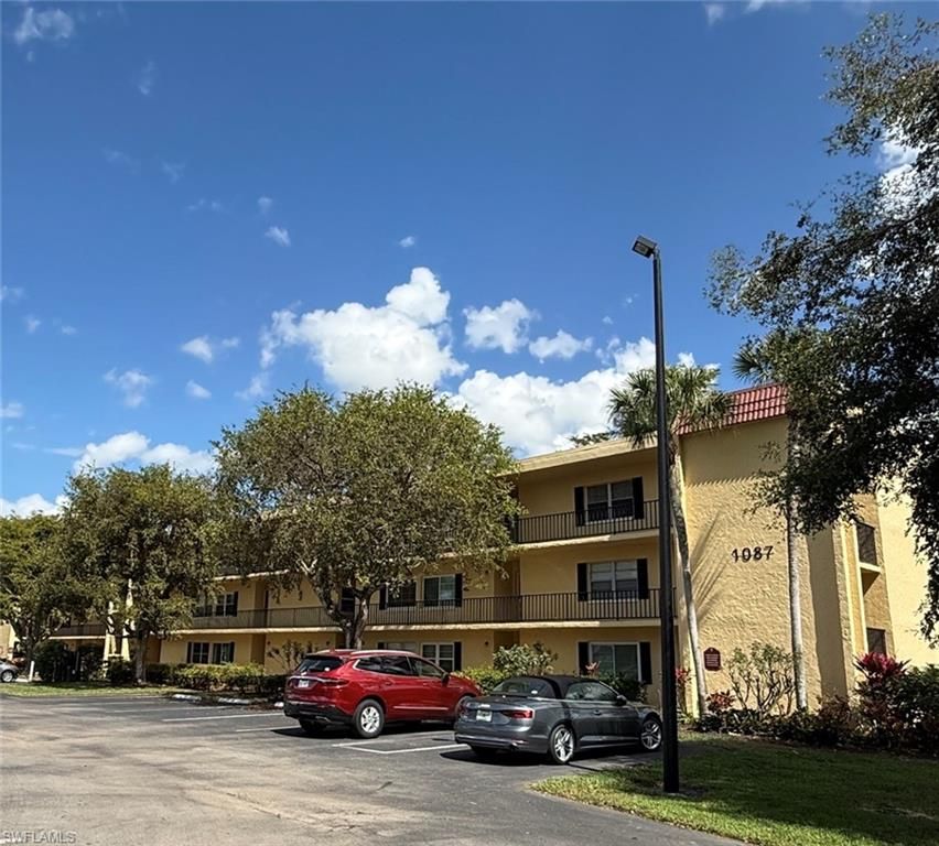 1087 Forest Lakes DR 306, Naples, FL 34105