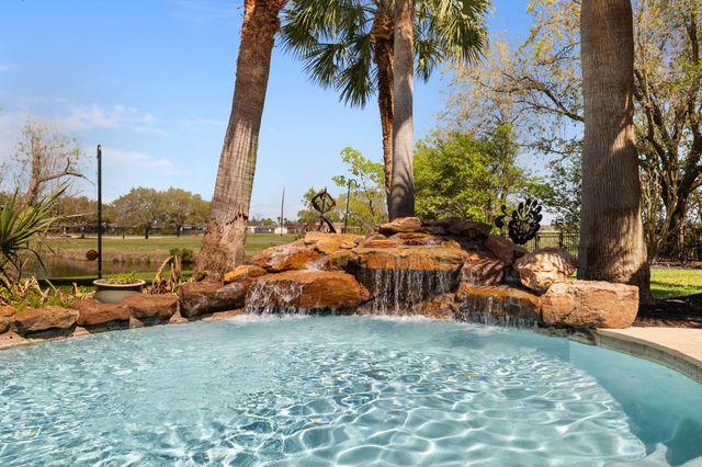 2823 Irvington Drive, Pearland, TX 77584