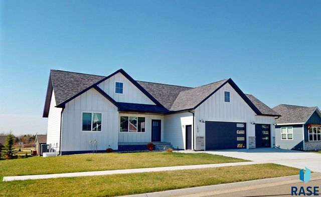 1834 E Briarwood Cir Circle, Brookings, SD 57006