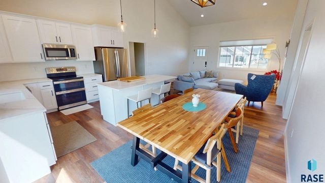 1834 E Briarwood Cir Circle, Brookings, SD 57006