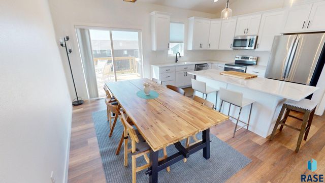 1834 E Briarwood Cir Circle, Brookings, SD 57006