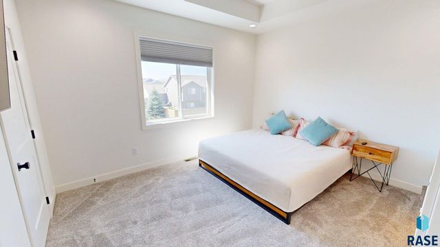 1834 E Briarwood Cir Circle, Brookings, SD 57006