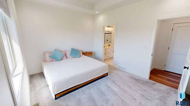 1834 E Briarwood Cir Circle, Brookings, SD 57006
