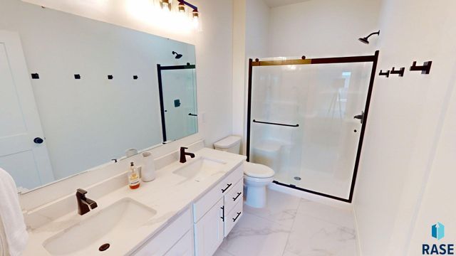 1834 E Briarwood Cir Circle, Brookings, SD 57006
