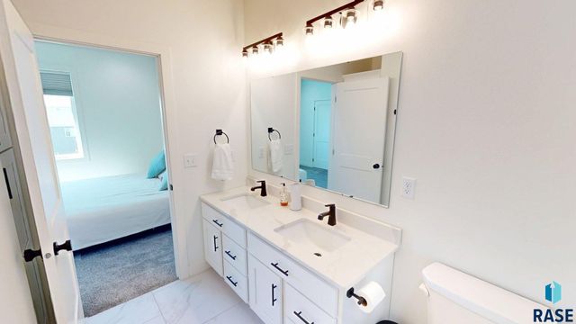 1834 E Briarwood Cir Circle, Brookings, SD 57006
