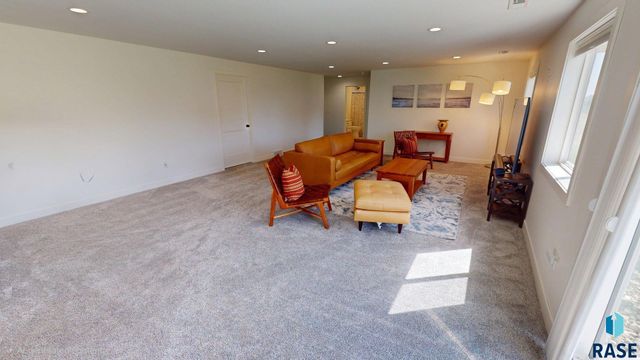 1834 E Briarwood Cir Circle, Brookings, SD 57006