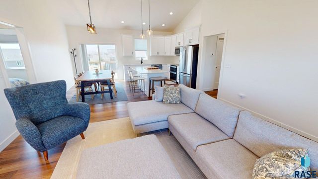 1834 E Briarwood Cir Circle, Brookings, SD 57006