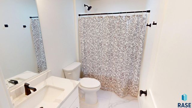 1834 E Briarwood Cir Circle, Brookings, SD 57006