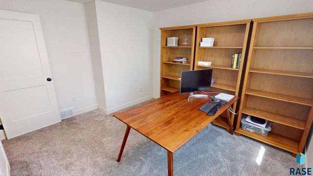 1834 E Briarwood Cir Circle, Brookings, SD 57006