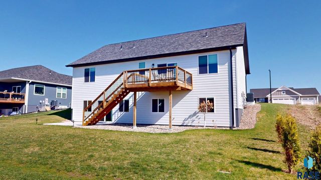 1834 E Briarwood Cir Circle, Brookings, SD 57006