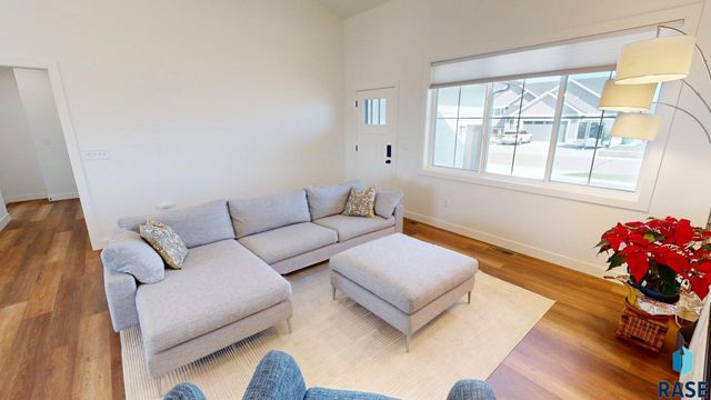 1834 E Briarwood Cir Circle, Brookings, SD 57006