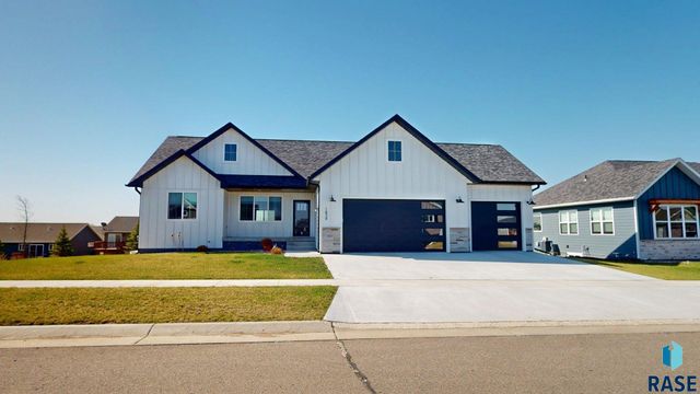 1834 E Briarwood Cir Circle, Brookings, SD 57006