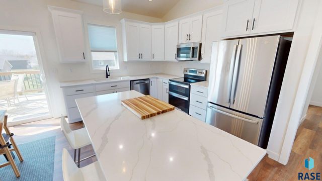 1834 E Briarwood Cir Circle, Brookings, SD 57006