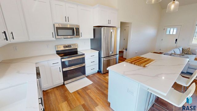 1834 E Briarwood Cir Circle, Brookings, SD 57006