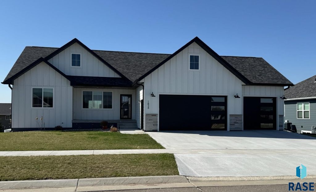 1834 E Briarwood Cir Circle, Brookings, SD 57006