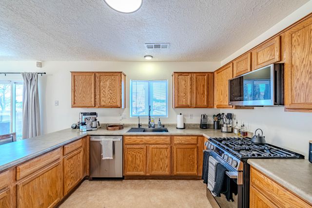 7068 Husky Drive NE, Rio Rancho, NM 87144