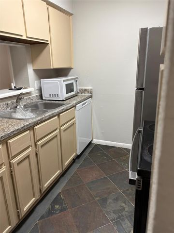 3055 SW Walnut Bend Lane 13, Houston, TX 77042